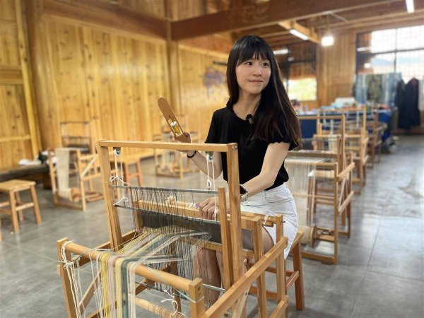 盈富优配 聚焦台湾周|台湾媒体人化身“土家织女”，三分钟学会土家织锦技艺